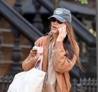 Katie Holmes out in NYC - Oct 19 z7s6x1owuj
