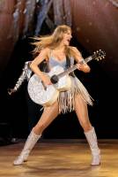 Taylor Swift performing The Eras Tour in Miami - Oct 18 t7s6u8jxzk
