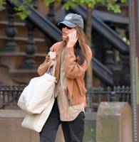 Katie Holmes out in NYC - Oct 19 q7s6x1qnns