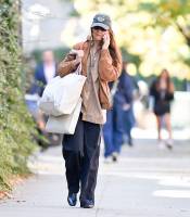 Katie Holmes out in NYC - Oct 19 w7s6x1jof1
