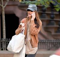 Katie Holmes out in NYC - Oct 19 s7s6x1s1hf