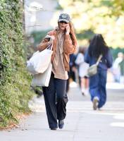 Katie Holmes out in NYC - Oct 19 07s6x14bho