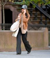 Katie Holmes out in NYC - Oct 19 e7s6x1fkgu