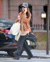 Katie Holmes out in NYC - Oct 19 e7s6x2ahcq
