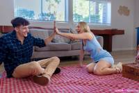 Bunny Madison & Parker Ambrose - Showing Her Mom My Best Moves - Jan 17 67sljco5pz